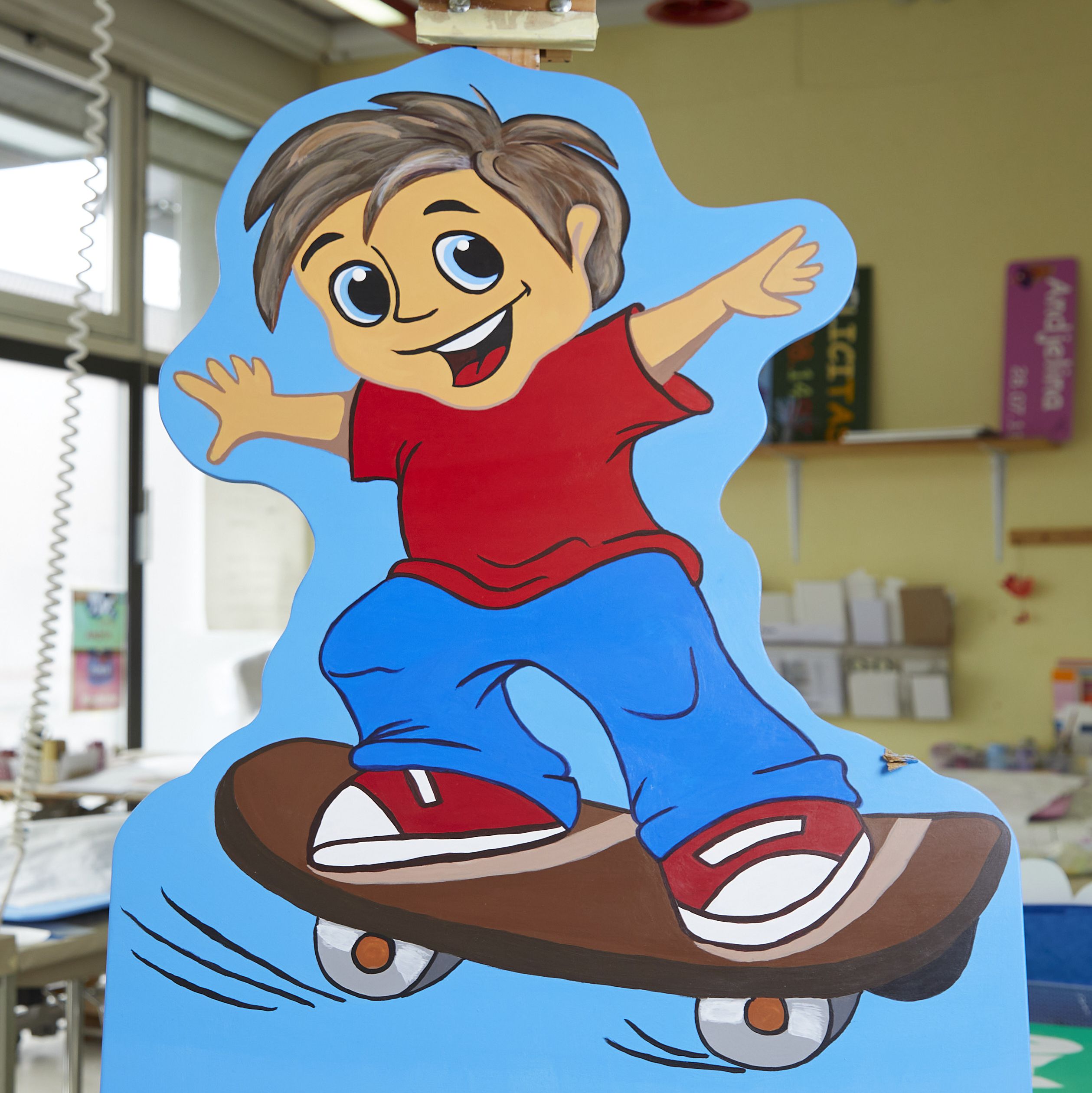 Eine Geburttafel mit einem kleinen Jungen auf einem Skateboard