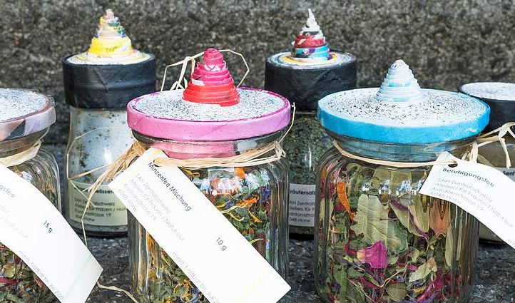 Teemischungen in Glasgefässen hergestellt von den Ateliers für Frauen